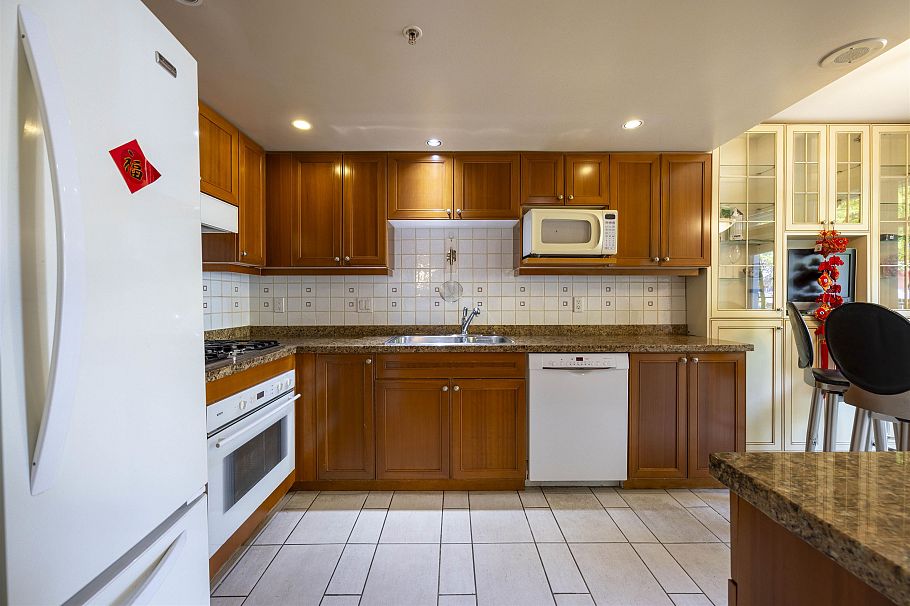 205 638 W 45th Avenue Vancouver, BC - 9