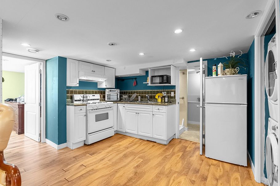 4405 W 9th Avenue Vancouver, BC - 18