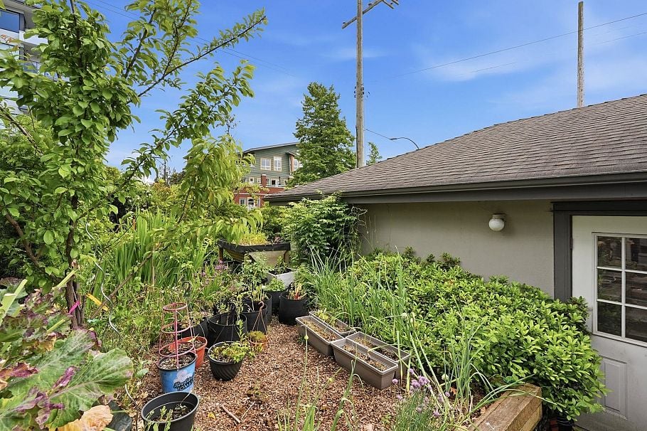203 W 6th Street North Vancouver, BC - 35