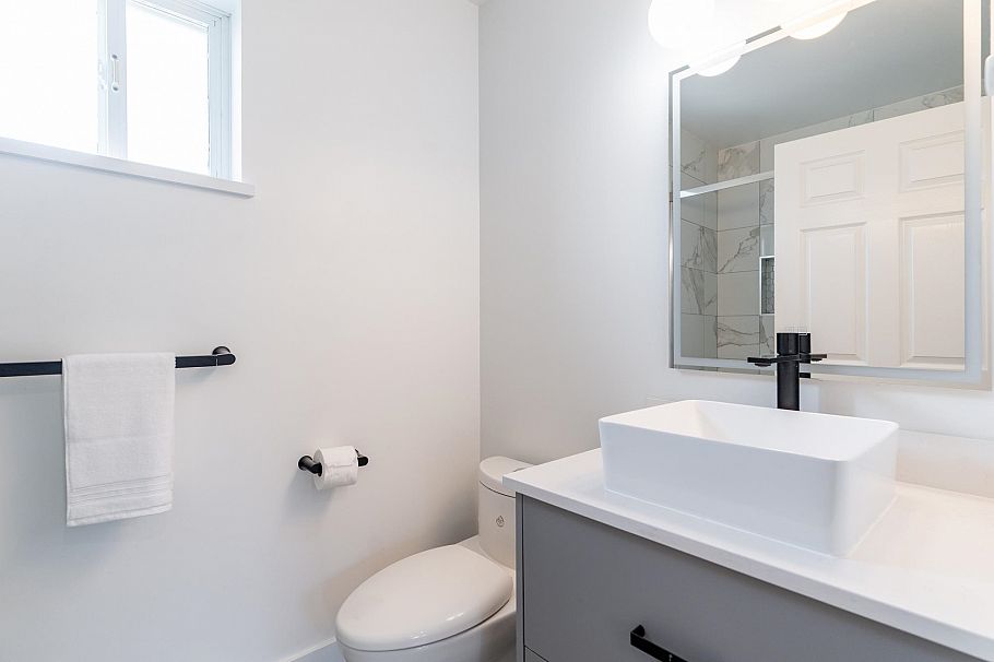 2 1233 W 16th Street North Vancouver, BC - 9