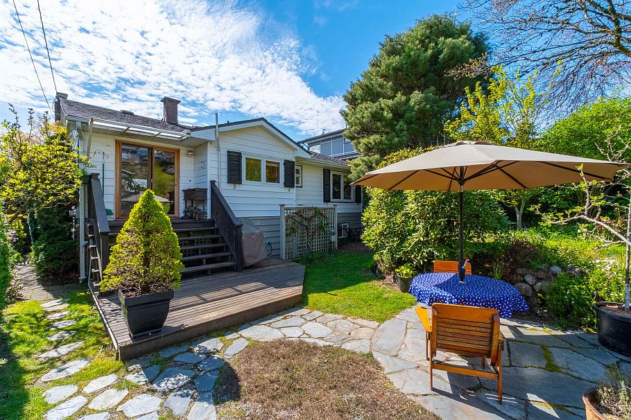 818 E 6th Street North Vancouver, BC - 1
