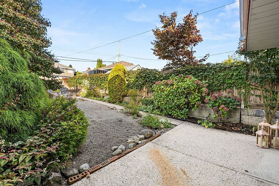 346 W 14th Street North Vancouver, BC - 31