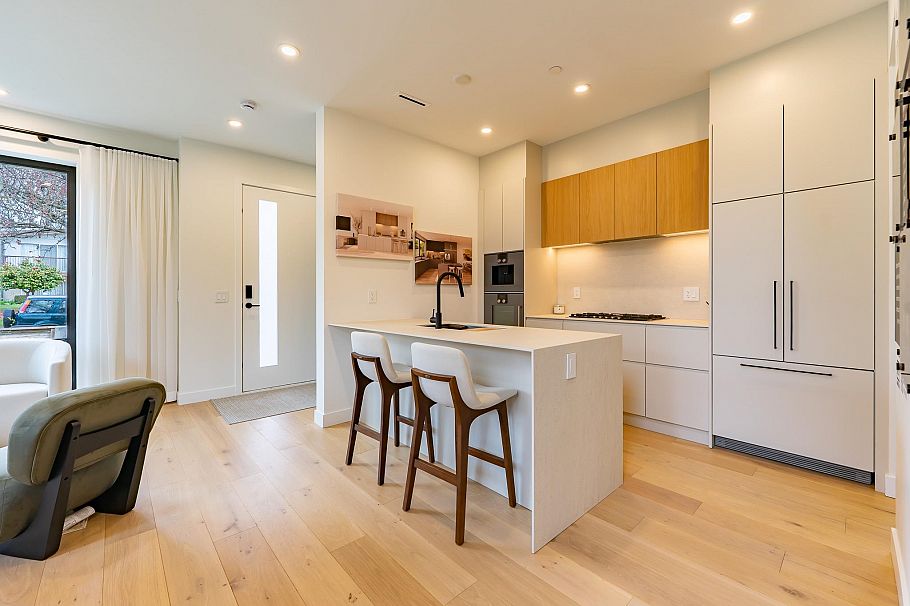 858 W 64th Avenue Vancouver, BC - 7