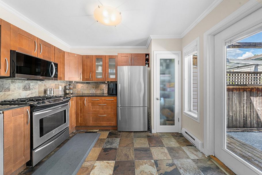 2 460 W 6th Street North Vancouver, BC - 16