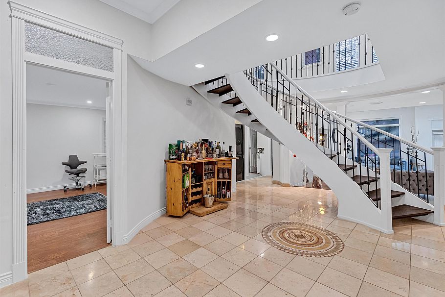 1219 Arborlynn Drive North Vancouver, BC - 19
