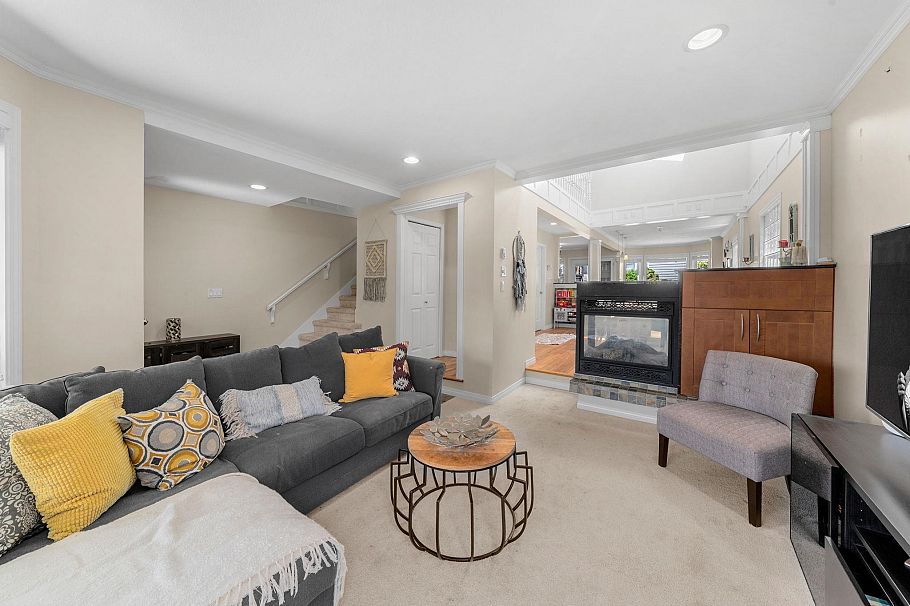 2 460 W 6th Street North Vancouver, BC - 6
