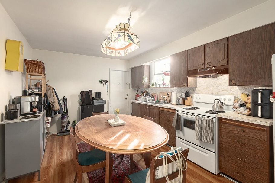 236 W 12th Avenue Vancouver, BC - 9