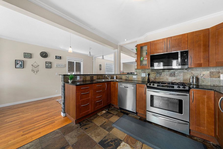 2 460 W 6th Street North Vancouver, BC - 14