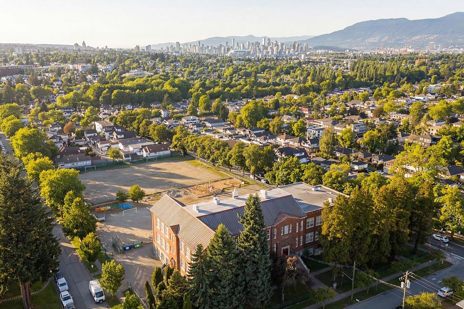 2580 E 19th Avenue Vancouver, BC - 22