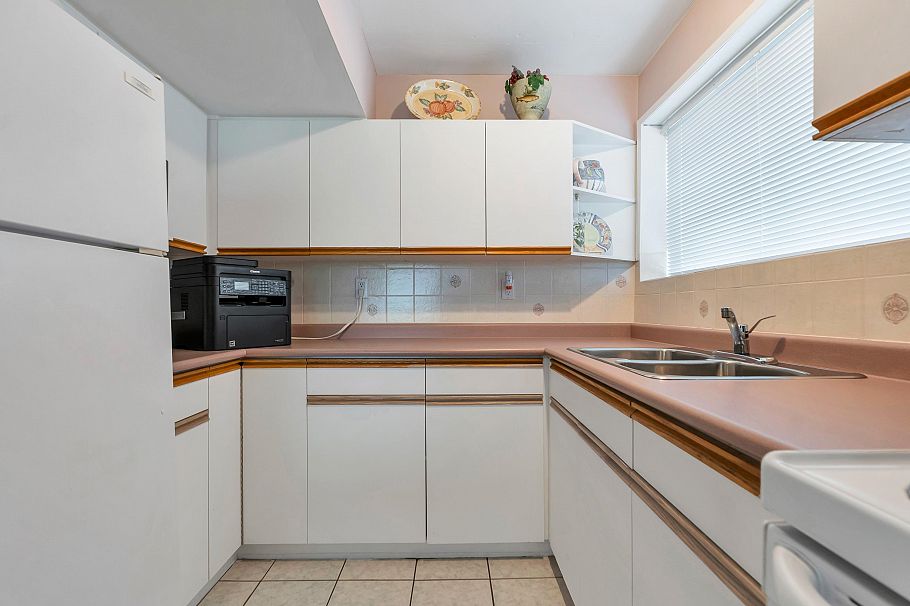 1555 Burrill Avenue North Vancouver, BC - 32