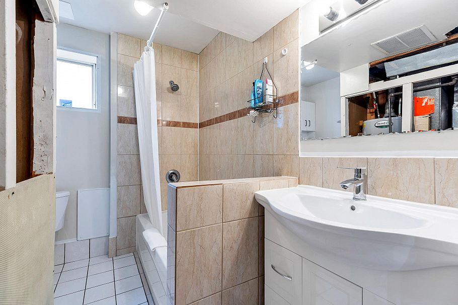 1555 Burrill Avenue North Vancouver, BC - 38