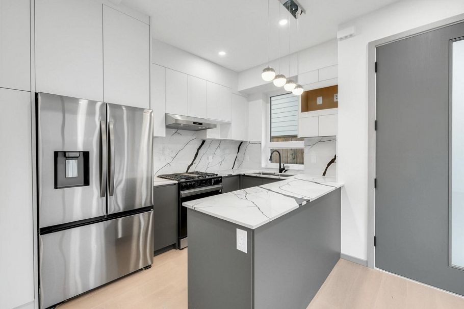 2 3547 E Georgia Street Vancouver, BC - 5