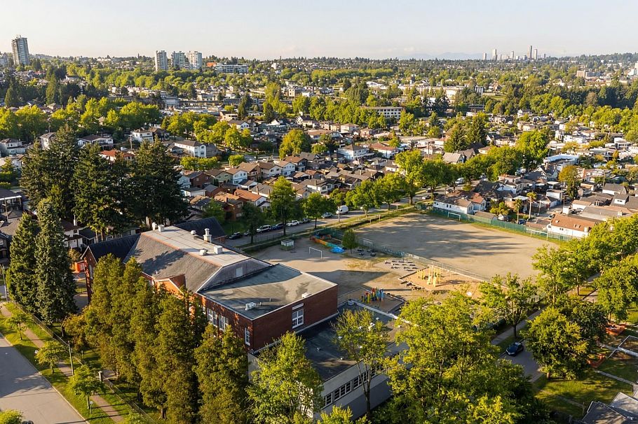 2580 E 19th Avenue Vancouver, BC - 24