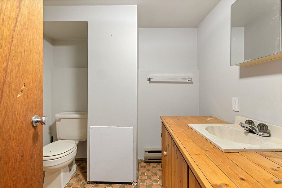 2580 E 19th Avenue Vancouver, BC - 16