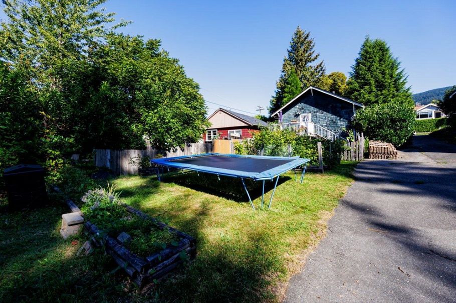 123 E Kings Road North Vancouver, BC - 23