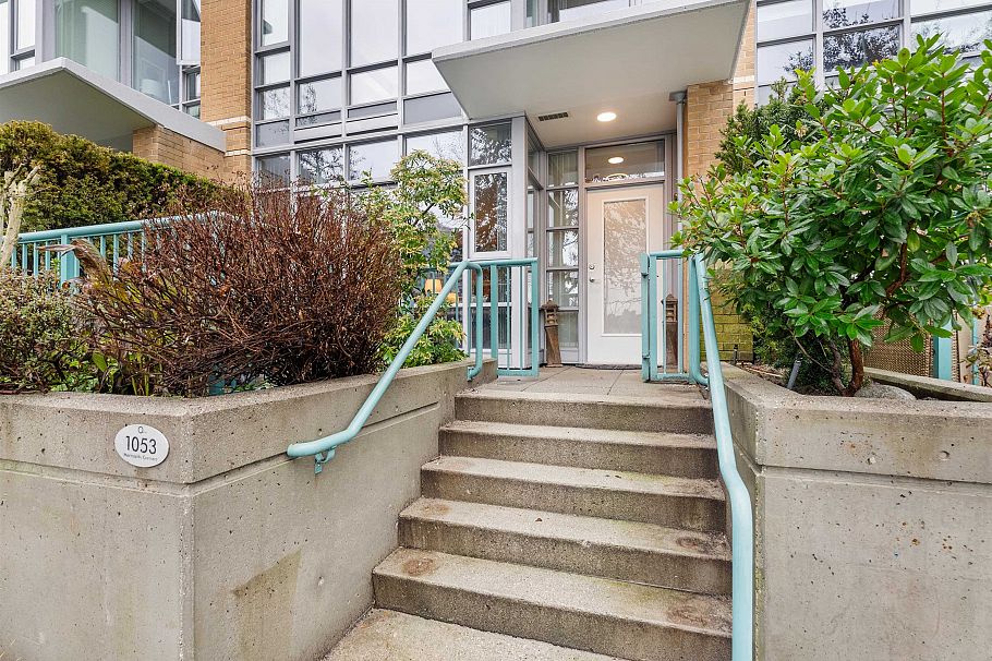 1053 Marinaside Crescent Vancouver, BC - 3