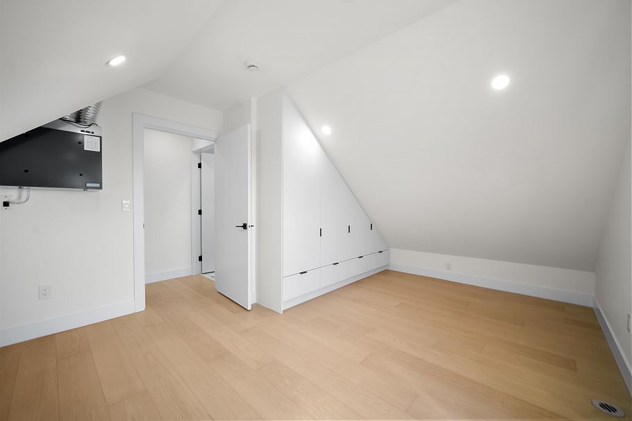 2 3576 E Pender Street Vancouver, BC - 23