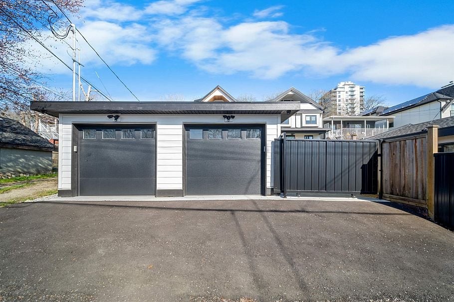2 3576 E Pender Street Vancouver, BC - 1