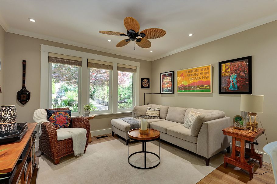 3821 Lonsdale Avenue North Vancouver, BC - 4