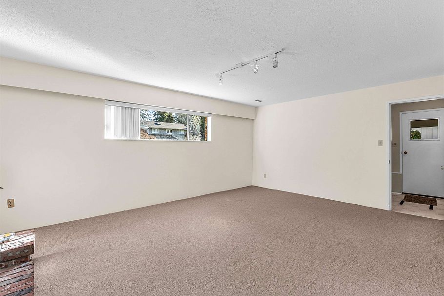 1110 Lodge Road North Vancouver, BC - 33
