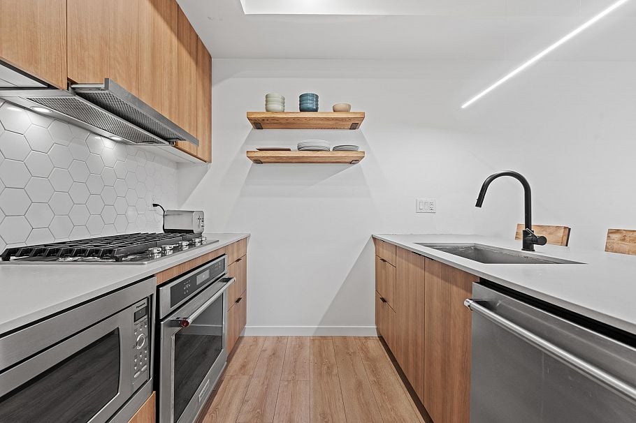 29 533 E 3rd Street North Vancouver, BC - 8