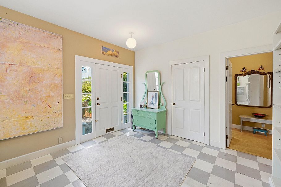 1620 E 20th Avenue Vancouver, BC - 2