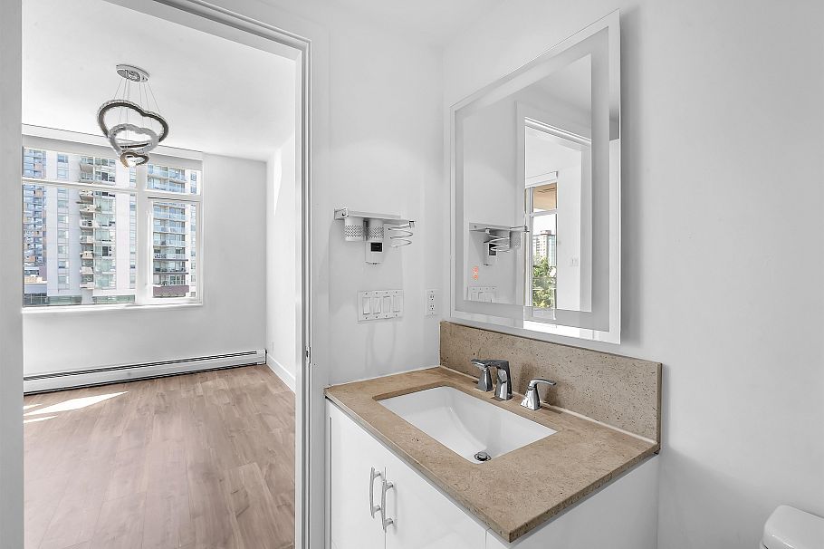 802 158 W 13th Street North Vancouver, BC - 29