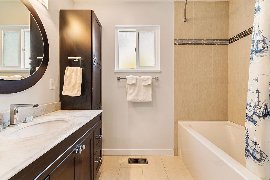 1438 Mcnair Drive North Vancouver, BC - 16