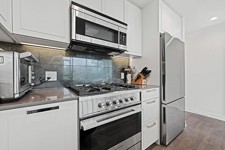 807 1401 Hunter Street North Vancouver, BC - 4
