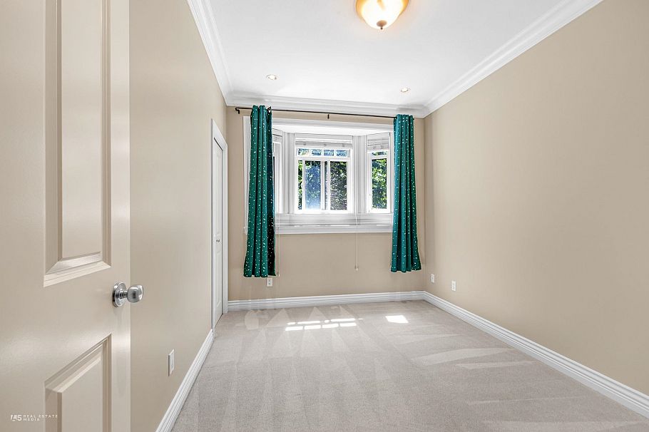295 W 63rd Avenue Vancouver, BC - 9