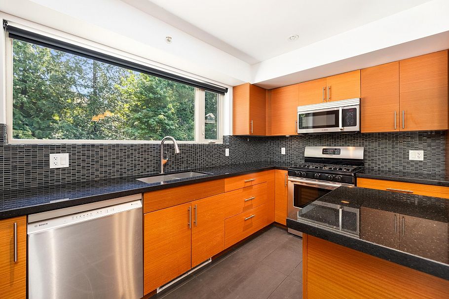 PH2 2832 Capilano Road North Vancouver, BC - 21