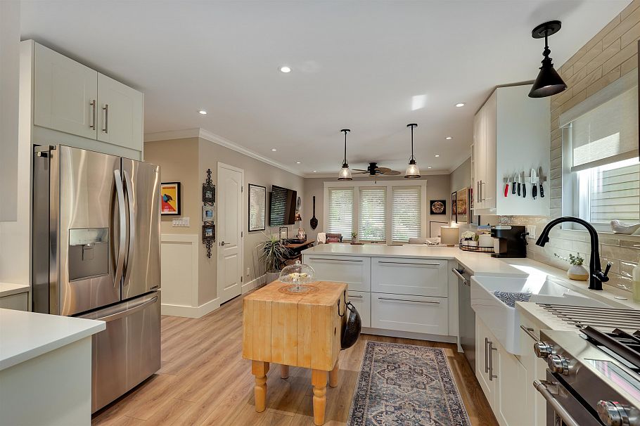 3821 Lonsdale Avenue North Vancouver, BC - 3