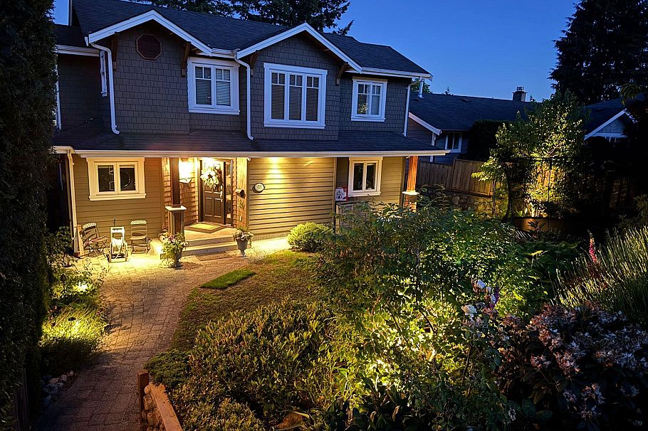 1225 Adderley Street North Vancouver, BC - 40
