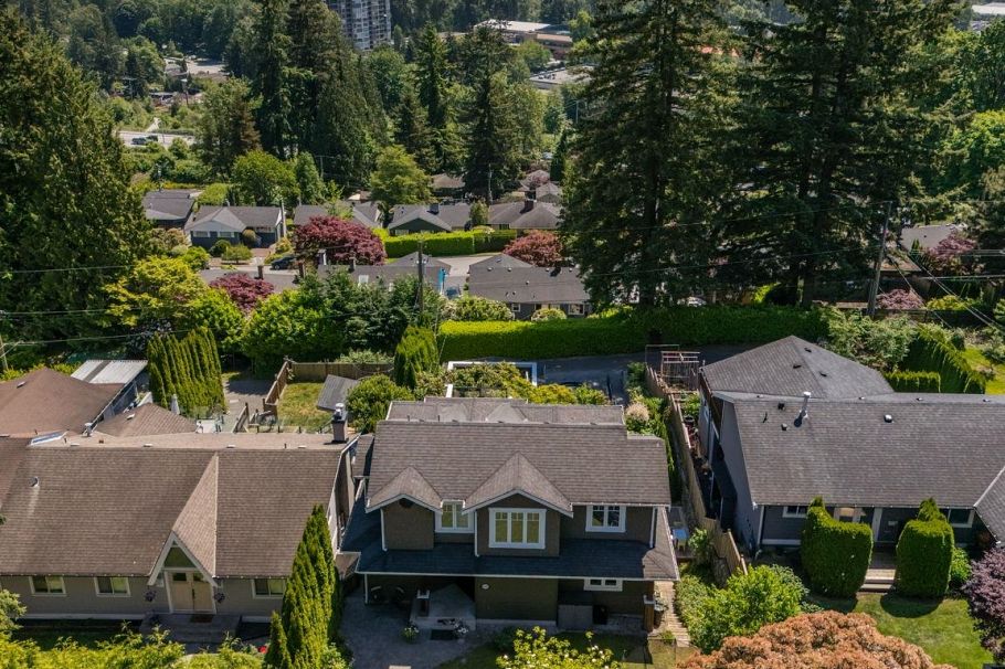 1225 Adderley Street North Vancouver, BC - 38