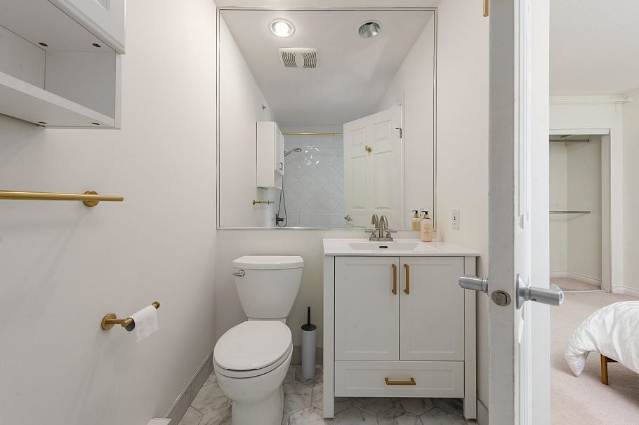 8431 Jellicoe Street Vancouver, BC - 23