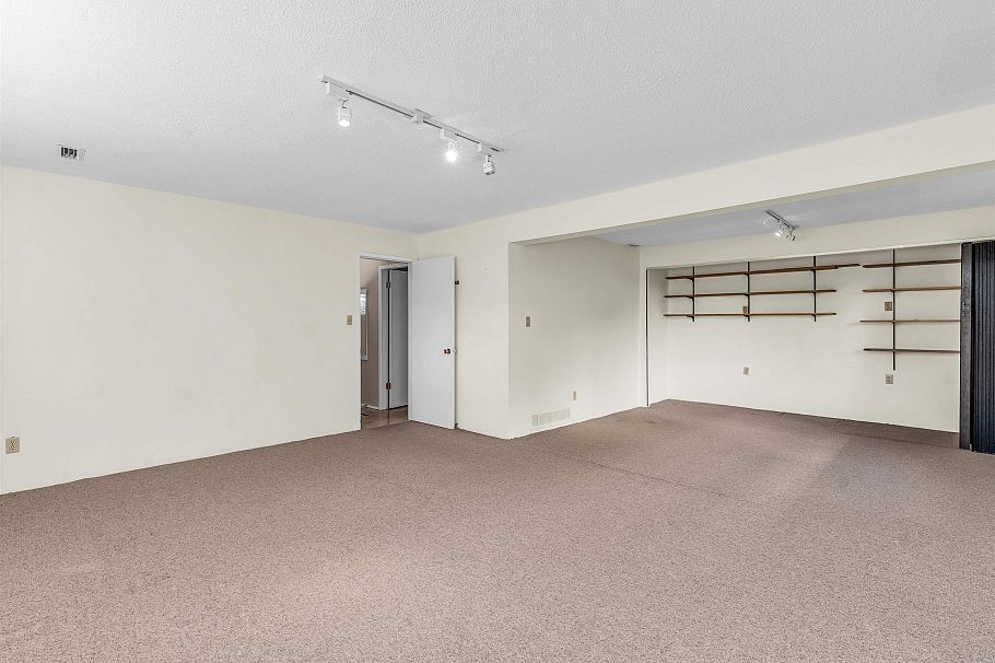 1110 Lodge Road North Vancouver, BC - 31