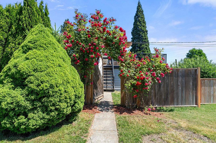 803 Calverhall Street North Vancouver, BC - 34