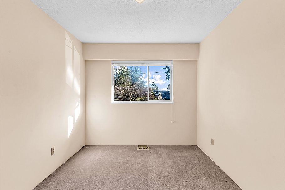 1110 Lodge Road North Vancouver, BC - 26