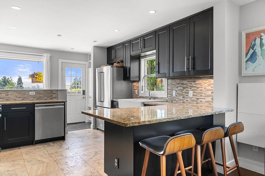 803 Calverhall Street North Vancouver, BC - 7