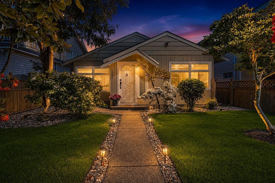 1698 Garden Avenue North Vancouver, BC - 1