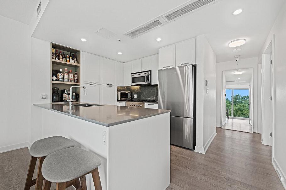 807 1401 Hunter Street North Vancouver, BC - 2