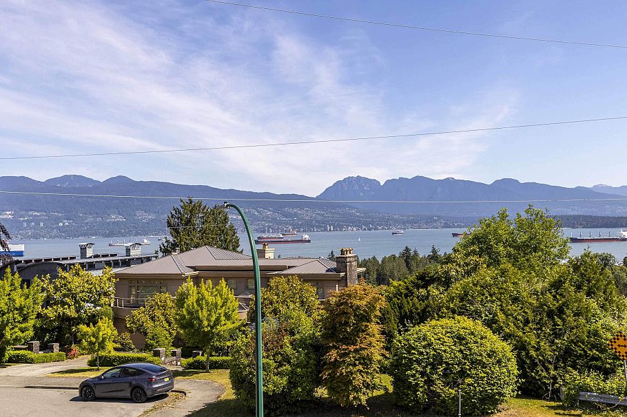 4514 Bellevue Drive Vancouver, BC - 2