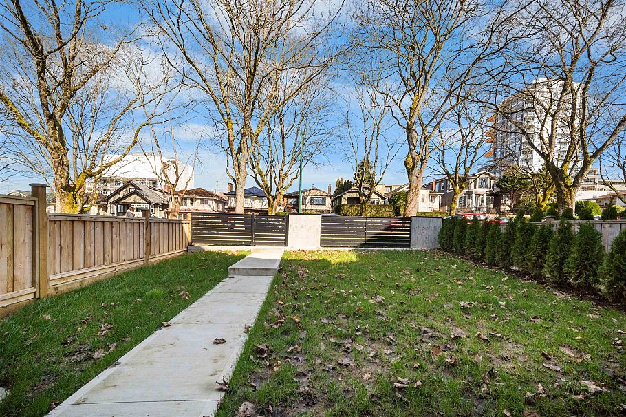1 3576 E Pender Street Vancouver, BC - 21