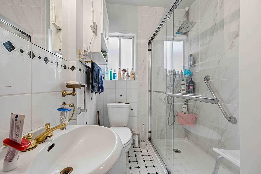 423 E 37th Avenue Vancouver, BC - 18
