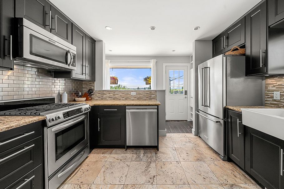 803 Calverhall Street North Vancouver, BC - 9