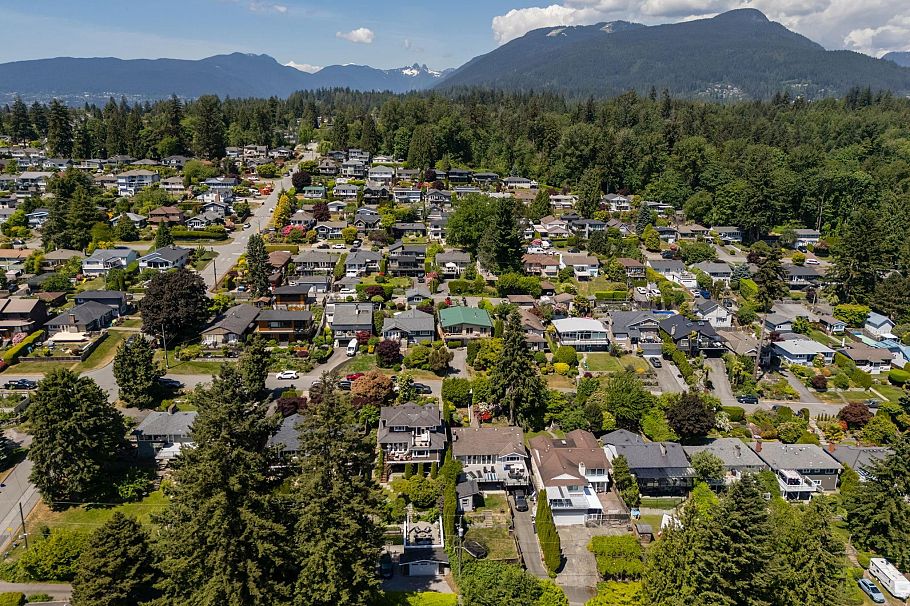 1225 Adderley Street North Vancouver, BC - 39