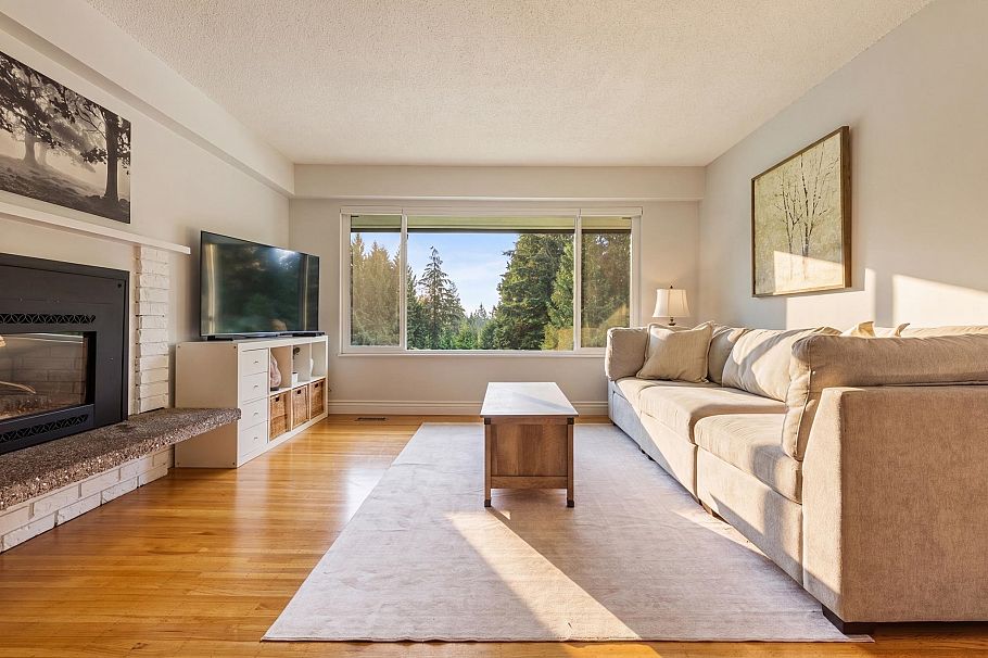 1438 Mcnair Drive North Vancouver, BC - 3