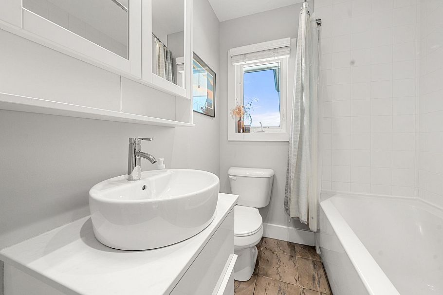 803 Calverhall Street North Vancouver, BC - 14
