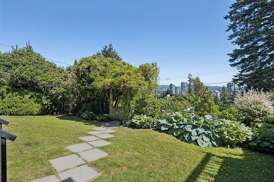 1225 Adderley Street North Vancouver, BC - 28