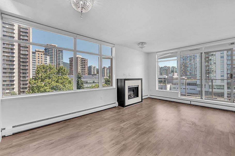 802 158 W 13th Street North Vancouver, BC - 1